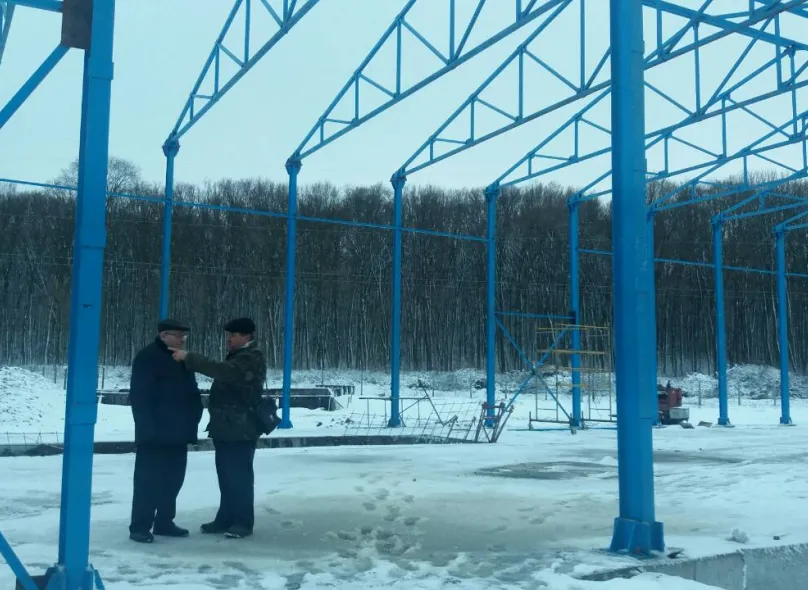 Директор ПрАТ «Барський машинобудівний завод» Лук І.Г. разом з головою Іллінецької міської ради Ящуком В.М. ознайомились із ходом виконання робіт по будівництву сміттєсортувального комплексу — Фото 1