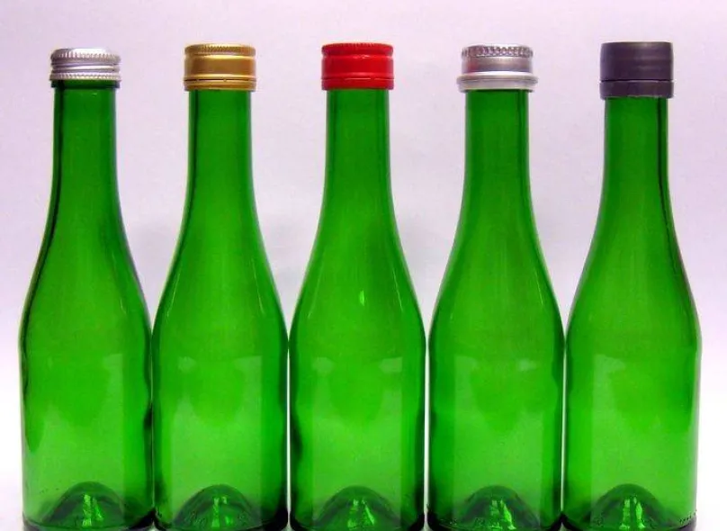 The line for bottling water into a glass bottle